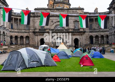 Edinburgh, Schottland, Großbritannien. Mai 2024. Studentenaktivisten des University of Edinburgh Old College haben das Quad besetzt, um gegen die israelische Militäroffensive in Gaza zu protestieren . Die pro-palästinensischen Demonstranten haben Zelte und Banner auf dem Universitätsgelände errichtet. Iain Masterton/Alamy Live News Stockfoto