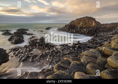 Sonnenuntergang über dem Giant's Causeway an der Causeway Coast von County Antrim, Nordirland. Frühjahr (März) 2024. Stockfoto