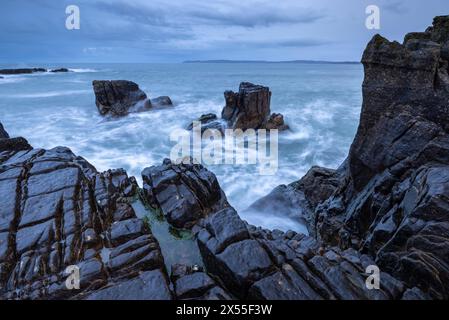 Dramatische Küstenlandschaft am Ballycastle Beach an der Causeway Coast, County Antrim, Nordirland. Frühjahr (März) 2024. Stockfoto