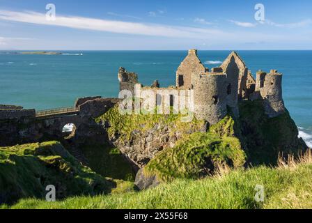 Dunluce Castle thront auf den dramatischen Klippen der Causeway Coast im County Antrim, Nordirland. Frühjahr (März) 2024. Stockfoto