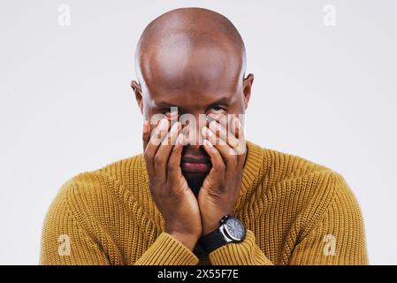 Porträt, schwarzer Mann und frustriert im Studio mit Augenrolle für Stress, Frustration und Burnout. Afrikanischer männlicher Mensch, genervt und Hände auf Gesicht für Stockfoto