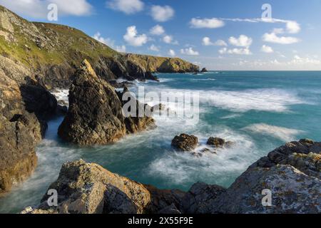 Dramatische Klippen auf der Lizard Peninsula, Cornwall, England. Frühjahr (April) 2024. Stockfoto