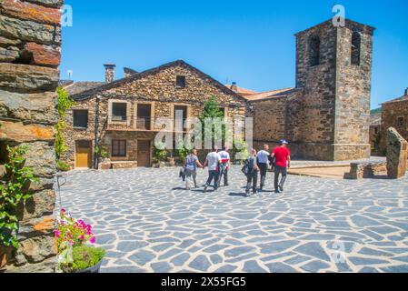 Gruppe von Menschen zu Fuß entlang des Dorfes. Valverde de los Arroyos, Provinz Guadalajara, Kastilien-La Mancha, Spanien. Stockfoto