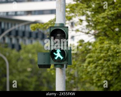 Fußgängerampel in Deutschland. Grünes Lichtsymbol an einer Kreuzung. Das Überqueren der Straße ist während des Gehmanns erlaubt. Stockfoto