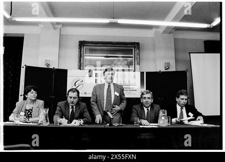 GLYN MATHIAS, JOURNALIST, 1995: Der walisische Journalist Glyn Mathias beherbergt eine öffentliche politische Podiumsdiskussion (L-R: Jenny Randerson, Ron Davies, Dafydd Wigley, D Edwards) über regionale Entwicklung, die in einer Univeristististik veranstaltet wird. Walisische Politiker treffen sich am 5. Juni 1995 zu einer Entwicklungskonferenz an der University of Glamorgan in Treforest, Wales, Großbritannien. Foto: Rob Watkins Stockfoto