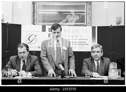 GLYN MATHIAS, JOURNALIST, 1995: Der walisische Journalist Glyn Mathias beherbergt eine öffentliche politische Podiumsdiskussion, die von Ron Davies und Dafydd Wigley begleitet wird und an einer Universität über regionale Entwicklung diskutiert wird. Walisische Politiker treffen sich am 5. Juni 1995 zu einer Entwicklungskonferenz an der University of Glamorgan in Treforest, Wales, Großbritannien. Foto: Rob Watkins Stockfoto