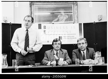 RON DAVIES, WALISISCHER LABOUR LEADER, 1995: Der walisische Politiker Ron Davies MP mit dem Journalisten Glyn Mathias und Dafydd Wigley Plaid Cymru Leader an einer Universität veranstaltete eine öffentliche Podiumsveranstaltung. Walisische Politiker treffen sich am 5. Juni 1995 zu einer Entwicklungskonferenz an der University of Glamorgan in Treforest, Wales, Großbritannien. Foto: Rob Watkins. INFO: Ron Davies, ein britischer Politiker, war von 1983 bis 2001 Parlamentsabgeordneter für Caerphilly. Er war Mitglied der Labour Party und bekleidete Ministerposten, unter anderem Secretary of State for Wales, trat jedoch nach einem umstrittenen Vorfall im Jahr 1998 zurück. Stockfoto