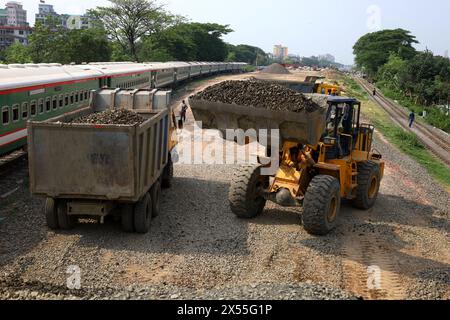 Tongi, Gazipur, Bangladesch. Mai 2024. Die Bahnstrecke Dhaka nach Gazipur wird im Tongi-Gebiet von Gazipur verlängert. (Kreditbild: © Syed Mahabubul Kader/ZUMA Press Wire) NUR REDAKTIONELLE VERWENDUNG! Nicht für kommerzielle ZWECKE! Quelle: ZUMA Press, Inc./Alamy Live News Stockfoto