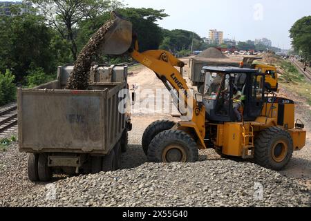 Tongi, Gazipur, Bangladesch. Mai 2024. Die Bahnstrecke Dhaka nach Gazipur wird im Tongi-Gebiet von Gazipur verlängert. (Kreditbild: © Syed Mahabubul Kader/ZUMA Press Wire) NUR REDAKTIONELLE VERWENDUNG! Nicht für kommerzielle ZWECKE! Quelle: ZUMA Press, Inc./Alamy Live News Stockfoto