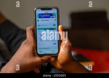 Lagos, Nigeria - 5. Mai 2024: Closeup-Logo des afrikanischen Fintech OPay auf dem iPhone. Opay ist ein nigerianisches Unternehmen, das mobile Transaktionen über Stockfoto