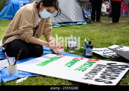 LONDON, UK, 7. Mai 2024: Studenten der SOAS University of London errichteten eine „befreite Zone“ auf dem Campus, um sich solidarisch mit den Menschen in Gaza zu verhalten. Sie fordern, dass die Universität Israel veräußert und ihre Beziehung zur Barclays Bank beendet. Stockfoto