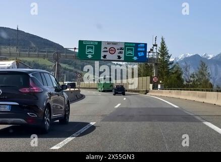 Brennero, Italien. April 2024. Autobahnmautstation Brenner in Sterzing, Italien, 29. April 2024. Fotograf: ddp Images/STAR-Images Credit: ddp Media GmbH/Alamy Live News Stockfoto