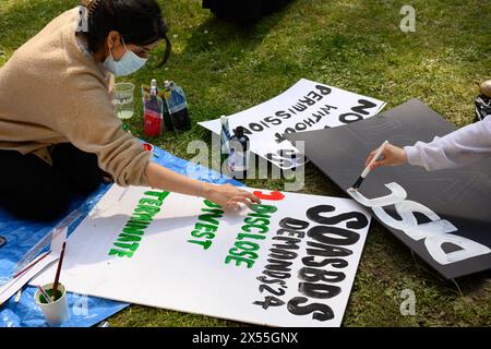 LONDON, UK, 7. Mai 2024: Studenten der SOAS University of London errichteten eine „befreite Zone“ auf dem Campus, um sich solidarisch mit den Menschen in Gaza zu verhalten. Sie fordern, dass die Universität Israel veräußert und ihre Beziehung zur Barclays Bank beendet. Stockfoto