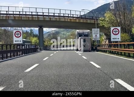 Brennero, Italien. April 2024. Autobahnmautstation Brenner in Sterzing, Italien, 29. April 2024. Fotograf: ddp Images/STAR-Images Credit: ddp Media GmbH/Alamy Live News Stockfoto