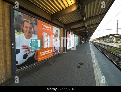 Augsburg, Deutschland. April 2024. NEWKEE Werbung mit Manuel neuer und Angelique Kerber am 14. April 2024 in Augsburg Hauptbahnhof Fotograf: ddp Images/STAR-Images Credit: ddp Media GmbH/Alamy Live News Stockfoto