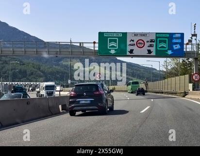 Brennero, Italien. April 2024. Autobahnmautstation Brenner in Sterzing, Italien, 29. April 2024. Fotograf: ddp Images/STAR-Images Credit: ddp Media GmbH/Alamy Live News Stockfoto