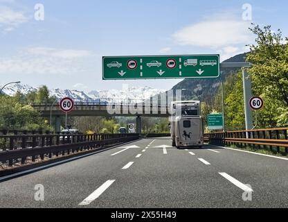 Brennero, Italien. April 2024. Autobahnmautstation Brenner in Sterzing, Italien, 29. April 2024. Fotograf: ddp Images/STAR-Images Credit: ddp Media GmbH/Alamy Live News Stockfoto