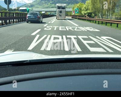 Brennero, Italien. April 2024. Autobahnmautstation Brenner in Sterzing, Italien, 29. April 2024. Fotograf: ddp Images/STAR-Images Credit: ddp Media GmbH/Alamy Live News Stockfoto