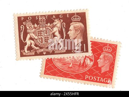 Ein Paar hochwertige Münzprägezeichen, King George VI. Briefmarken aus Großbritannien auf weißem Hintergrund. Stockfoto