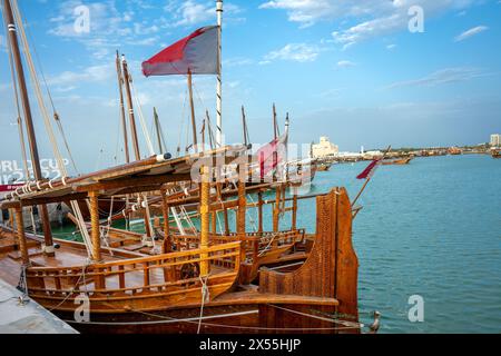 Die traditionelle Dau an der Doha Corniche, eine Uferpromenade entlang der Doha Bay in der Hauptstadt Katar City. Stockfoto