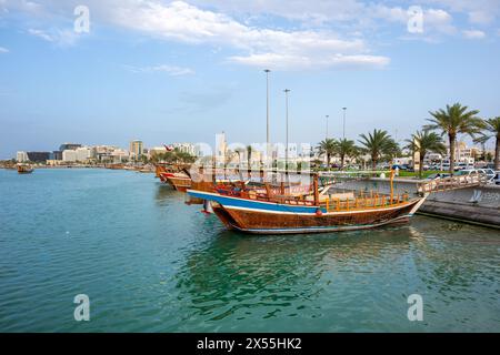 Die traditionelle Dau an der Doha Corniche, eine Uferpromenade entlang der Doha Bay in der Hauptstadt Katar City. Stockfoto