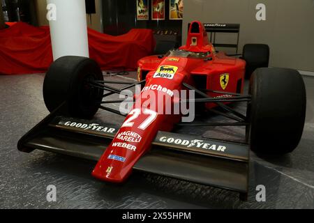 Frankreich. Mai 2024. © PHOTOPQR/NICE MATIN/Jean Francois Ottonello ; 07/05/2024 ; Montage de l'Exposition Ferrari F1 A Monaco : histoire et victoires qui aura lieu de 9 mai au 31 aout 2024 A La Collection de Voitures du Prince de Monaco - La Ferrari 640 de 1989 de Nigel Mansell Monaco, 7. Mai 2024 Aufbau der Ferrari F1 Ausstellung in Monaco: Geschichte und Siege, die vom 9. Mai bis 31. August 2024 im Prince of Monaco Car Collection Credit: MAXPPP/Alamy Live News stattfinden Stockfoto
