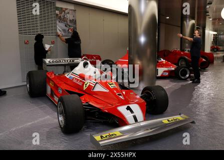 Frankreich. Mai 2024. © PHOTOPQR/NICE MATIN/Jean Francois Ottonello ; 07/05/2024 ; Montage de l'Exposition Ferrari F1 A Monaco : histoire et victoires qui aura lieu de 9 mai au 31 aout 2024 A La Collection de Voitures du Prince de Monaco - La Ferrari 312T2 1976 de Niki Lauda Monaco, 7. Mai 2024 Aufbau der Ferrari F1 Ausstellung in Monaco: Geschichte und Siege, die vom 9. Mai bis 31. August 2024 im Prince of Monaco Car Collection Credit: MAXPPP/Alamy Live News stattfinden Stockfoto