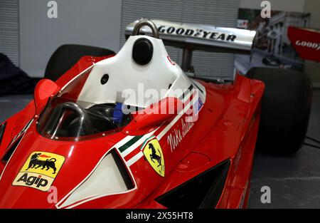 Frankreich. Mai 2024. © PHOTOPQR/NICE MATIN/Jean Francois Ottonello ; 07/05/2024 ; Montage de l'Exposition Ferrari F1 A Monaco : histoire et victoires qui aura lieu de 9 mai au 31 aout 2024 A La Collection de Voitures du Prince de Monaco - La Ferrari 312T2 1976 de Niki Lauda Monaco, 7. Mai 2024 Aufbau der Ferrari F1 Ausstellung in Monaco: Geschichte und Siege, die vom 9. Mai bis 31. August 2024 im Prince of Monaco Car Collection Credit: MAXPPP/Alamy Live News stattfinden Stockfoto