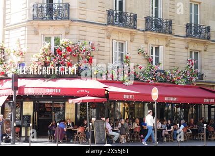 Allgemeiner Blick auf ein Pariser Café vor den Olympischen Spielen in Paris, die am 26. Juli beginnen. Bilddatum: Dienstag, 7. Mai 2024. Stockfoto