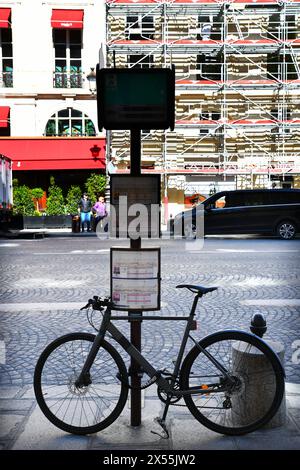 Fahrrad parkt an einer Bushaltestelle - Rue Royale - Paris - Frankreich Stockfoto
