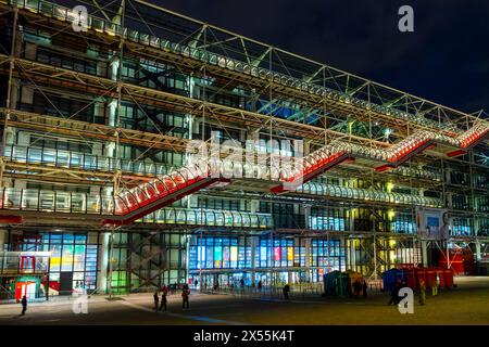 Außenansicht des Gebäudes Centre Pompidou (oder Beaubourg) bei Nacht, farbenfrohe moderne Architektur von Renzo Piano und Richard Rogers in Paris Franc Stockfoto