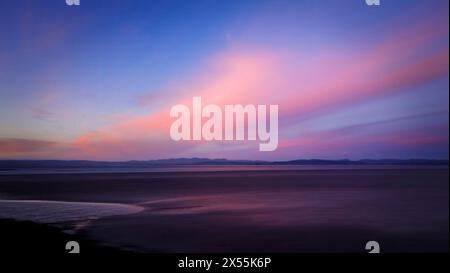 Pink Sunset über Morecambe Bay und den Hügeln des Southern Lake District Stockfoto