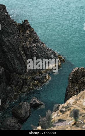 Zerklüftete Küstenklippen vor türkisfarbenem Meer in der Abenddämmerung Bohai Sea / Weihai Shandong China Stockfoto