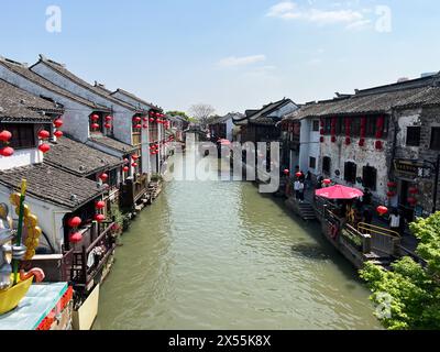 Traditionelle Wasserstadt mit antiker Architektur entlang des Kanals in Ostchina / Wuzhen Jiaxing Zhejiang China Stockfoto