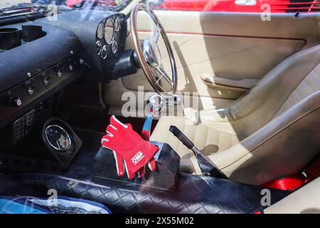 Innenausstattung des Ferrari 250 GTO-Nachbaus 1962 beim Italian Car Day im Brooklands Museum, Weybridge, Surrey, Großbritannien Stockfoto