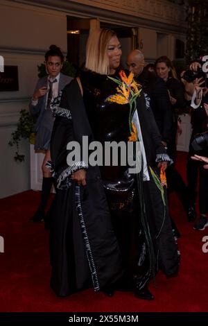 Queen Latifah verlässt das Pierre Hotel zur Met Gala 2024 in New York City, USA, am 6. Mai 2024 in Thom Browne. (Foto von Thenews2/NurPhoto) Stockfoto