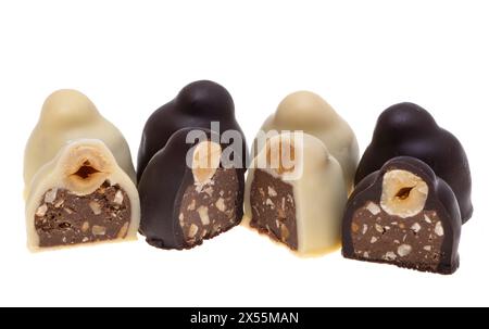 Schokoladenbonbons mit Haselnüssen isoliert auf weißem Hintergrund Stockfoto