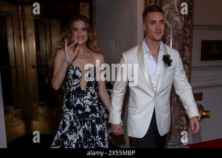 New York, Usa. Mai 2024. Allison Williams und Alexander Dreymon verlassen das Pierre Hotel für die Met Gala 2024 in New York City, USA, am 6. Mai 2024 in Michael Kors. (Foto von Thenews2/NurPhoto) Credit: NurPhoto SRL/Alamy Live News Stockfoto