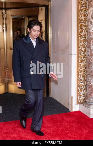 New York, Usa. Mai 2024. Lee Know of Stray Kids verlässt das Pierre Hotel zur Met Gala 2024 in New York City, USA, am 6. Mai 2024. (Foto von Thenews2/NurPhoto) Credit: NurPhoto SRL/Alamy Live News Stockfoto