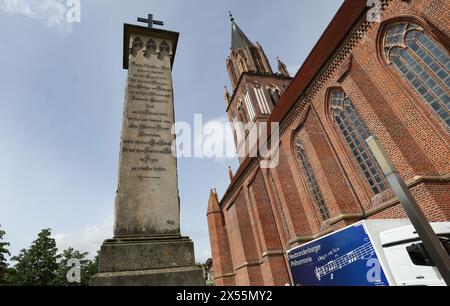 07. Mai 2024, Mecklenburg-Vorpommern, Neubrandenburg: Das Denkmal des Neubrandenburger Theologen und Pfarrers Franz Christian Boll (1776–1818) ist nach umfangreichen Restaurierungsarbeiten wieder neben der Marienkirche im Stadtzentrum zu sehen. Das Denkmal wurde von Caspar David Friedrich (1774–1840) nach Bolls Tod geschaffen und ist das einzige realisierte Denkmal des berühmtesten romantischen Malers. Foto: Bernd Wüstneck/dpa Stockfoto