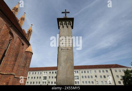 07. Mai 2024, Mecklenburg-Vorpommern, Neubrandenburg: Das Denkmal des Neubrandenburger Theologen und Pfarrers Franz Christian Boll (1776–1818) ist nach umfangreichen Restaurierungsarbeiten wieder neben der Marienkirche im Stadtzentrum zu sehen. Das Denkmal wurde von Caspar David Friedrich (1774–1840) nach Bolls Tod geschaffen und ist das einzige realisierte Denkmal des berühmtesten romantischen Malers. Foto: Bernd Wüstneck/dpa Stockfoto