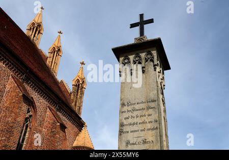 07. Mai 2024, Mecklenburg-Vorpommern, Neubrandenburg: Das Denkmal des Neubrandenburger Theologen und Pfarrers Franz Christian Boll (1776–1818) ist nach umfangreichen Restaurierungsarbeiten wieder neben der Marienkirche im Stadtzentrum zu sehen. Das Denkmal wurde von Caspar David Friedrich (1774–1840) nach Bolls Tod geschaffen und ist das einzige realisierte Denkmal des berühmtesten romantischen Malers. Foto: Bernd Wüstneck/dpa Stockfoto