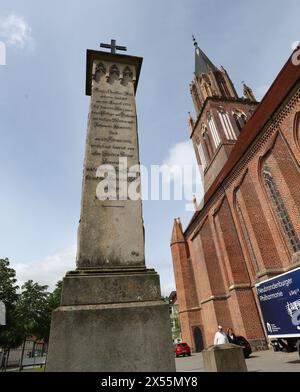 07. Mai 2024, Mecklenburg-Vorpommern, Neubrandenburg: Das Denkmal des Neubrandenburger Theologen und Pfarrers Franz Christian Boll (1776–1818) ist nach umfangreichen Restaurierungsarbeiten wieder neben der Marienkirche im Stadtzentrum zu sehen. Das Denkmal wurde von Caspar David Friedrich (1774–1840) nach Bolls Tod geschaffen und ist das einzige realisierte Denkmal des berühmtesten romantischen Malers. Foto: Bernd Wüstneck/dpa Stockfoto