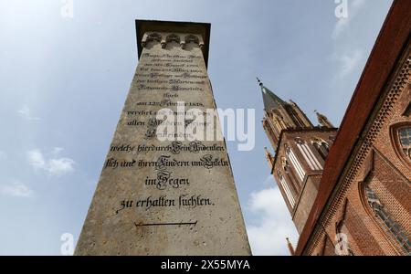 07. Mai 2024, Mecklenburg-Vorpommern, Neubrandenburg: Das Denkmal des Neubrandenburger Theologen und Pfarrers Franz Christian Boll (1776–1818) ist nach umfangreichen Restaurierungsarbeiten wieder neben der Marienkirche im Stadtzentrum zu sehen. Das Denkmal wurde von Caspar David Friedrich (1774–1840) nach Bolls Tod geschaffen und ist das einzige realisierte Denkmal des berühmtesten romantischen Malers. Foto: Bernd Wüstneck/dpa Stockfoto