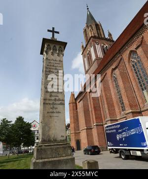 07. Mai 2024, Mecklenburg-Vorpommern, Neubrandenburg: Das Denkmal des Neubrandenburger Theologen und Pfarrers Franz Christian Boll (1776–1818) ist nach umfangreichen Restaurierungsarbeiten wieder neben der Marienkirche im Stadtzentrum zu sehen. Das Denkmal wurde von Caspar David Friedrich (1774–1840) nach Bolls Tod geschaffen und ist das einzige realisierte Denkmal des berühmtesten romantischen Malers. Foto: Bernd Wüstneck/dpa Stockfoto