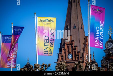 07. Mai 2024, Schweden, Malmö: Die Flaggen des Eurovision Song Contests fliegen vor dem historischen Rathaus. Der Eurovision Song Contest (ESC) 2024 beginnt mit dem ersten Halbfinale. Das Motto des weltweit größten Gesangswettbewerbs lautet „United by Music“. Foto: Jens Büttner/dpa Stockfoto