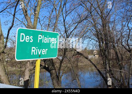 Des Plaines River Gemeindeschild vor dem Fluss in des Plaines, Illinois Stockfoto