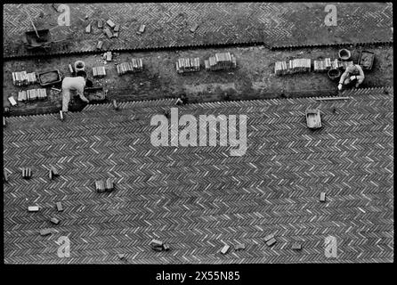 Siena Tuscany Italy re Verlegung der Piazza del Campo 1983 Scan aus rotem Backstein im Jahr 2024 gefertigt Piazza del Campo ist der wichtigste öffentliche Raum des historischen Zentrums von Siena, einer Stadt in der Toskana, Italien, und der campo gilt als einer der größten mittelalterlichen Plätze Europas. Es ist weltweit für seine Schönheit und architektonische Integrität bekannt. Der Palazzo Pubblico und sein Torre del Mangia sowie verschiedene Palazzi Signorili umgeben die schalenförmige piazza. Der platz wurde 1349 aus rotem Backstein mit Fischgrätenmuster und acht Travertinlinien gepflastert, die die piazza in neun Abschnitte unterteilen Stockfoto