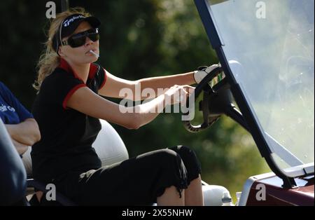 Das ehemalige Model Jodie Kidd übt vor dem Allstar Celebrity Golf Tournament im Celtic Manor Resort in Newport. 20/8/05 Stockfoto