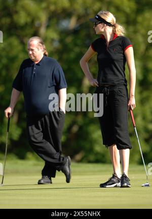 Das ehemalige Model Jodie Kidd übt vor dem Allstar Celebrity Golf Tournament im Celtic Manor Resort in Newport. 20/8/05 Stockfoto